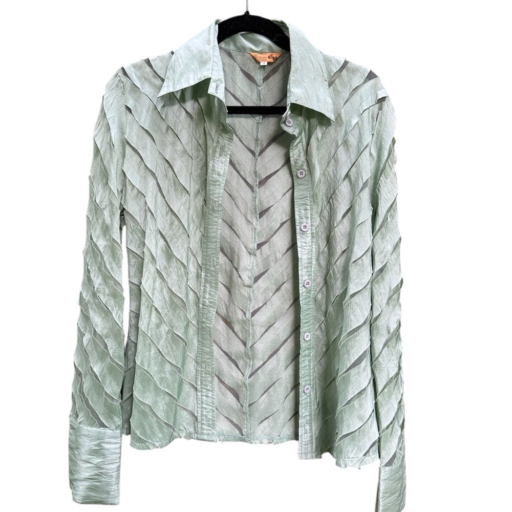 Vintage-Style Textured Button-Up Shirt in Mint Green